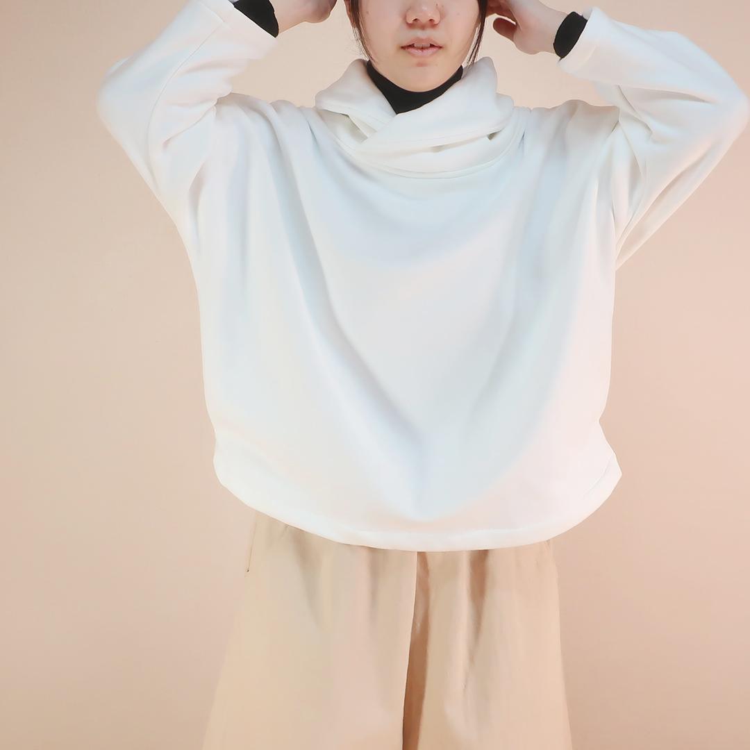 お洒落な防寒トレーナー 裏起毛 スヌード風襟付きトレーナー（コットン／２色） | 4枚目