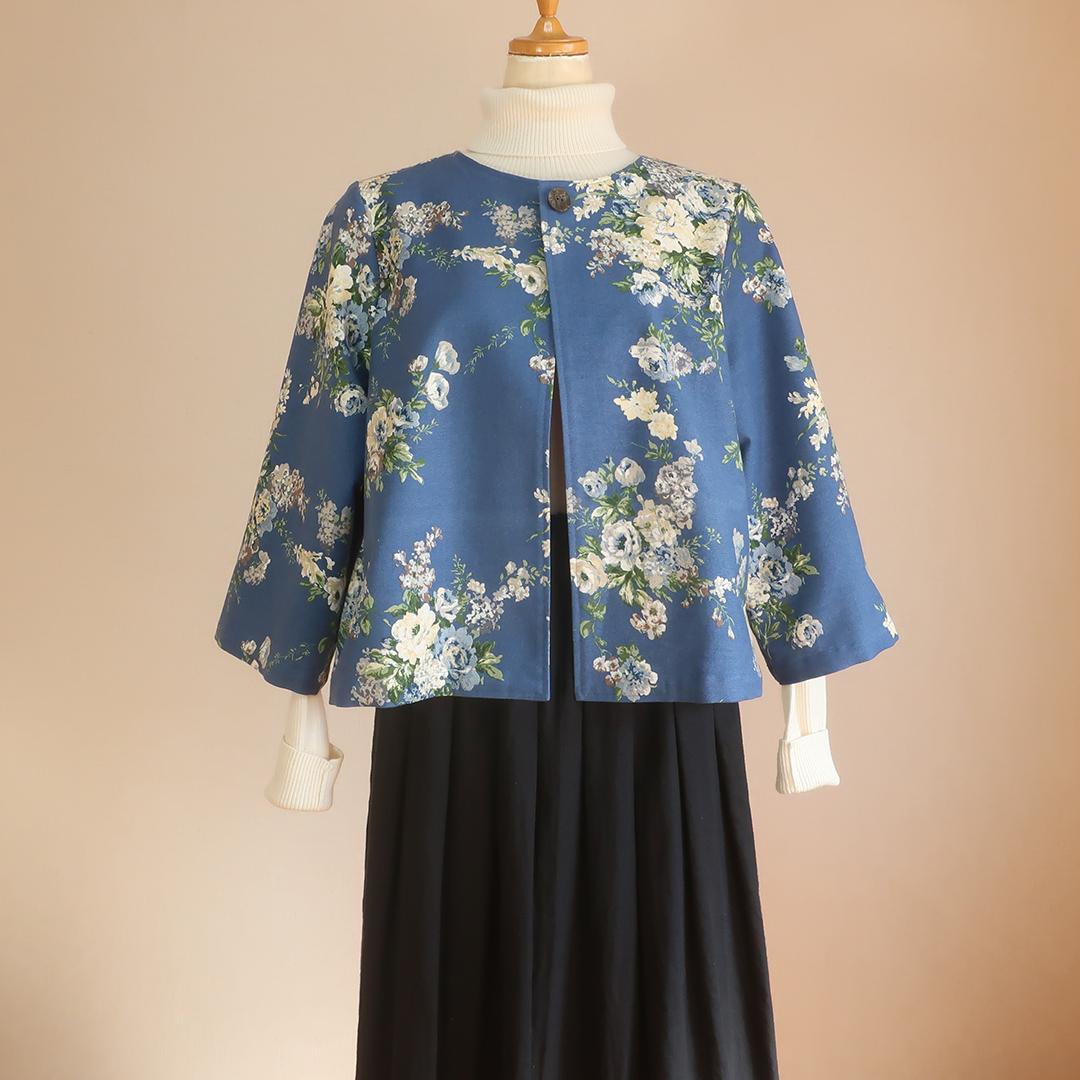 全季節対応 爽やかブルーの花柄 ワンボタンジャケット（コットン／ブルー花柄） | 2枚目