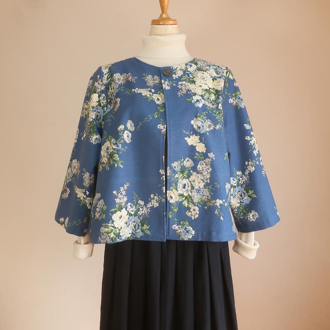 全季節対応 爽やかブルーの花柄 ワンボタンジャケット（コットン／ブルー花柄） | 18枚目