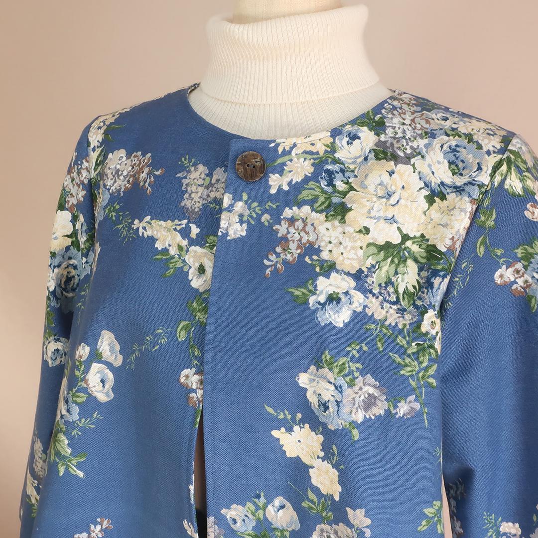 全季節対応 爽やかブルーの花柄 ワンボタンジャケット（コットン／ブルー花柄） | 3枚目